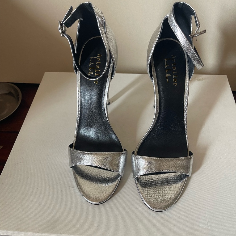 New Nicole miller silver heels size 9m